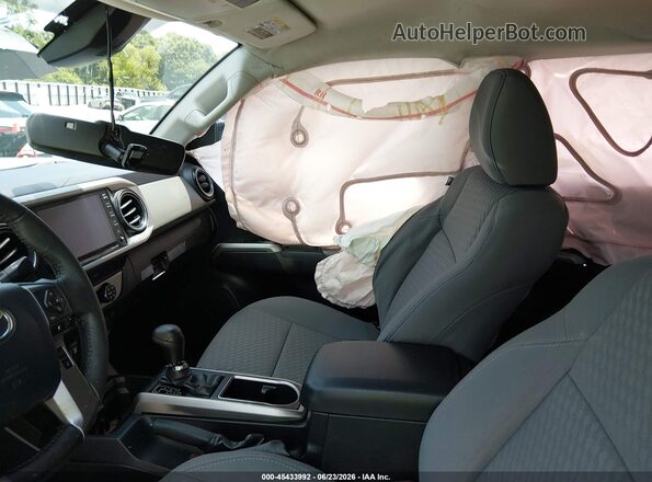 3TMAZ5CN8LM129698 2020 TOYOTA TACOMA Silver Widok wnętrza z przodu