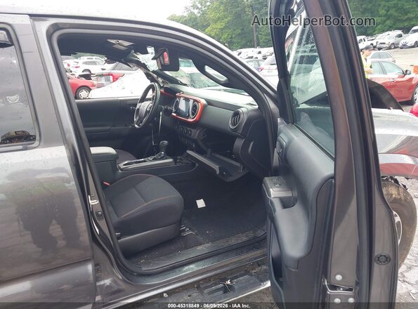 3TMBZ5DN9JM015144 2018 TOYOTA TACOMA Серый Вид салона спереди