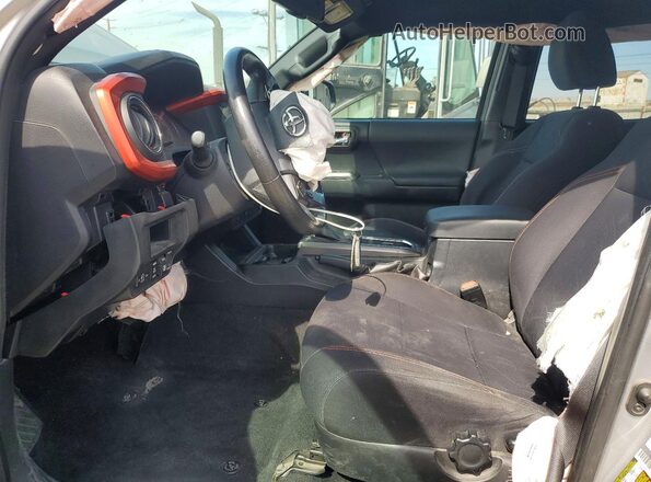 3TMCZ5AN0HM090740 2017 TOYOTA TACOMA Silver Вид салону спереду