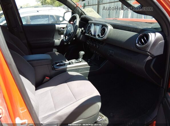3TMCZ5AN0JM138565 2018 TOYOTA TACOMA Красный Вид салона спереди