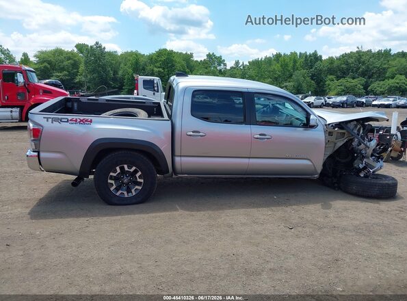 3TMCZ5AN1PM631082 2023 TOYOTA TACOMA Silver Widok wnętrza z tyłu