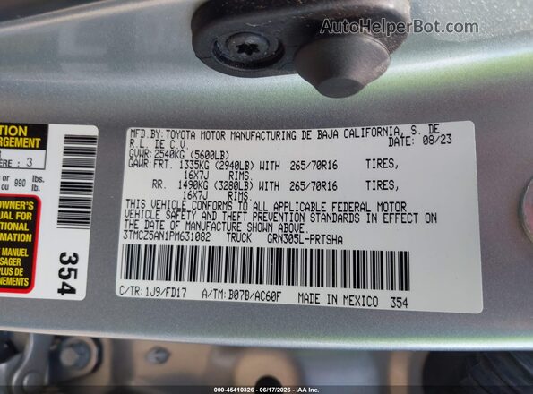 3TMCZ5AN1PM631082 2023 TOYOTA TACOMA Silver Widok komory silnika