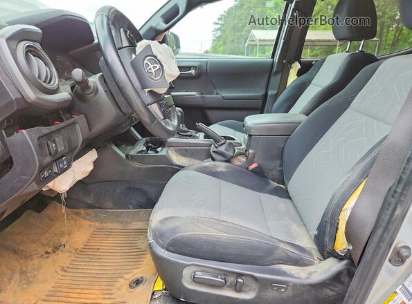 3TMCZ5AN2PM647890 2023 TOYOTA TACOMA Silver Widok wnętrza z przodu