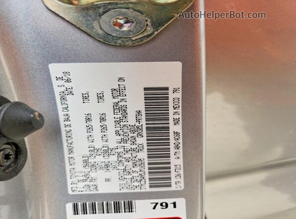 3TMCZ5AN5JM165695 2018 TOYOTA TACOMA Silver Շարժիչի բաժամունքի տեսք