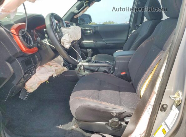 3TMCZ5AN6HM059086 2017 TOYOTA TACOMA Серебряный Вид салона спереди