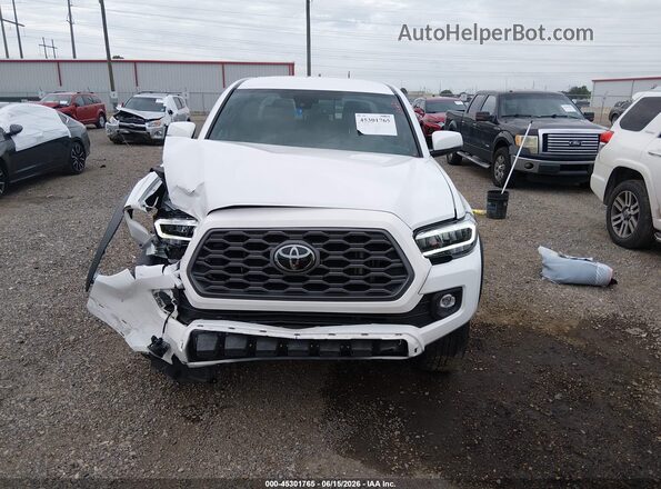 3TMCZ5AN7NM502597 2022 TOYOTA TACOMA White Widok wnętrza z tyłu