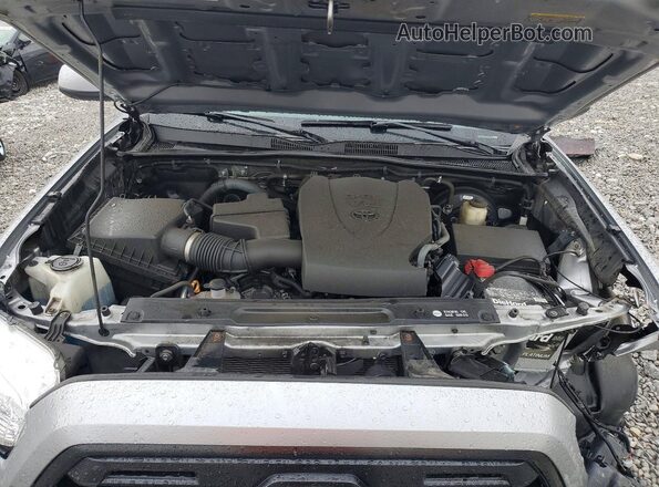 3TMCZ5AN8HM069506 2017 TOYOTA TACOMA Silver Rear interior view