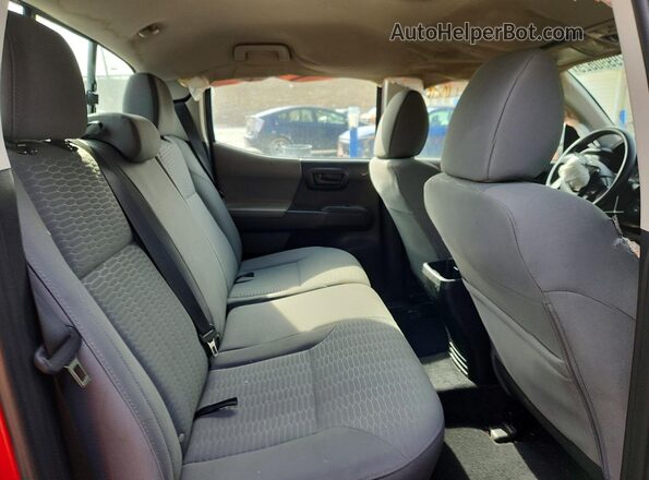 3TMCZ5AN8JM173337 2018 TOYOTA TACOMA Red Vista de los asientos traseros