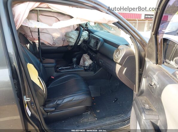 3TMCZ5AN9JM150844 2018 TOYOTA TACOMA Серый Вид салона спереди