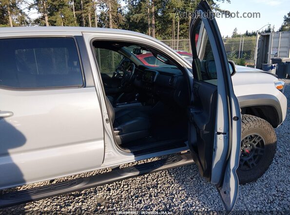 3TMCZ5AN9JM176392 2018 TOYOTA TACOMA Light Blue Vista interior delantera