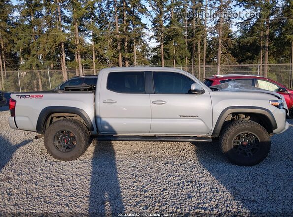 3TMCZ5AN9JM176392 2018 TOYOTA TACOMA Light Blue Vista interior trasera