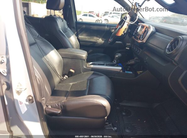 3TMGZ5AN1JM159006 2018 TOYOTA TACOMA Light Blue Вид салона спереди