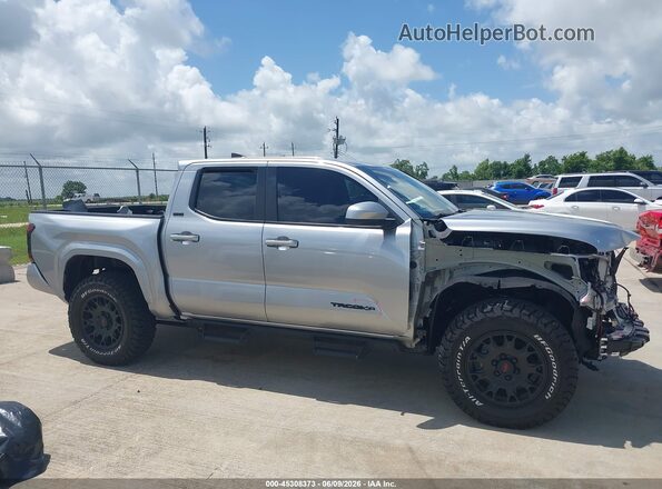 3TMKB5FN0SM039173 2025 TOYOTA TACOMA Серебряный Вид задней части салона