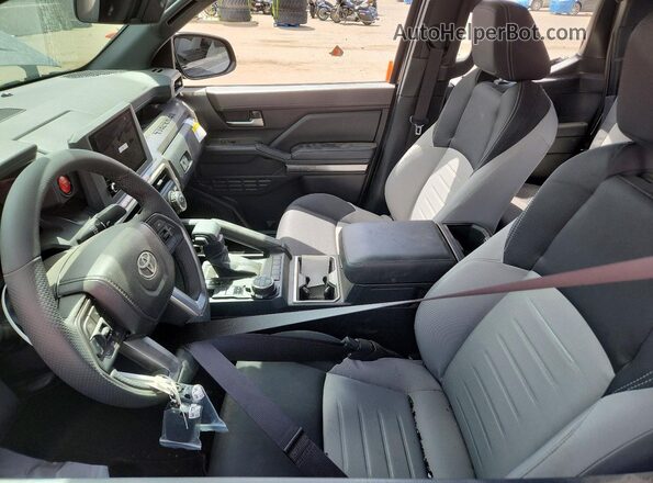 3TMLB5JN2TM239663 2026 TOYOTA TACOMA Gray Vista interior delantera