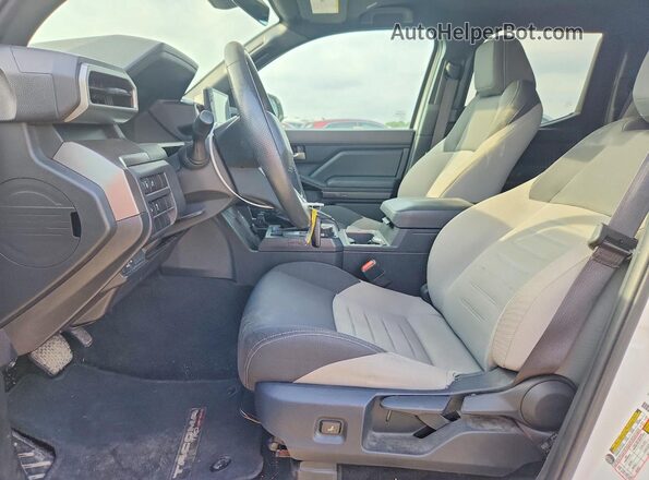 3TMLB5JN3RM010238 2024 TOYOTA TACOMA White Вид салону спереду