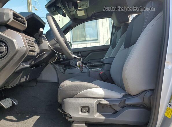 3TMLB5JN4TM217955 2026 TOYOTA TACOMA Серебряный Вид салона спереди
