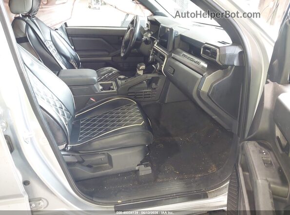3TMLB5JN7RM006421 2024 TOYOTA TACOMA Silver Widok wnętrza z przodu