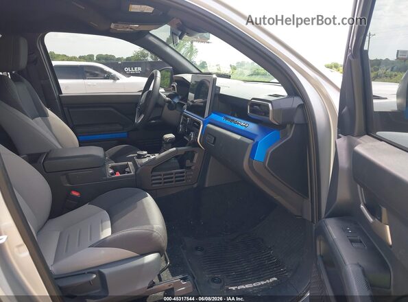 3TMLB5JN7SM101793 2025 TOYOTA TACOMA Silver Widok wnętrza z przodu