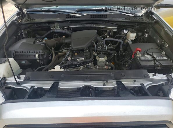 3TYAX5GN8PT072235 2023 TOYOTA TACOMA Silver Widok wnętrza z tyłu