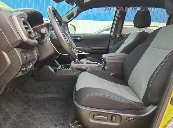 3TYCZ5AN7PT159409 2023 TOYOTA TACOMA Green Вид салону спереду
