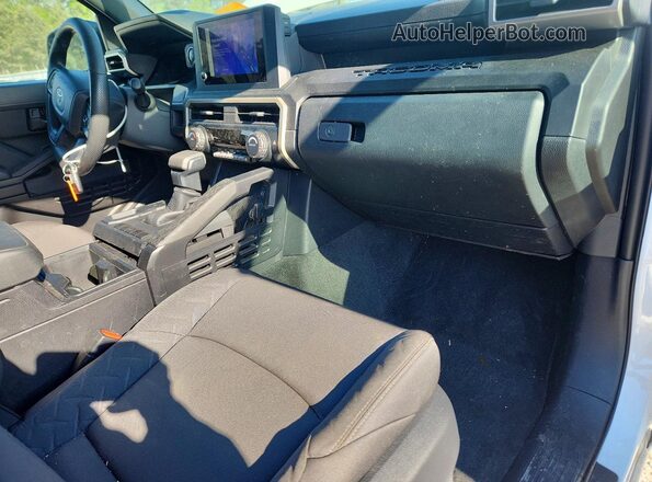3TYJDAHNXST027595 2025 TOYOTA TACOMA White წინა პანელის ხედი