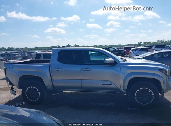 3TYKB5FN9RT000922 2024 TOYOTA TACOMA Silver Widok wnętrza z tyłu