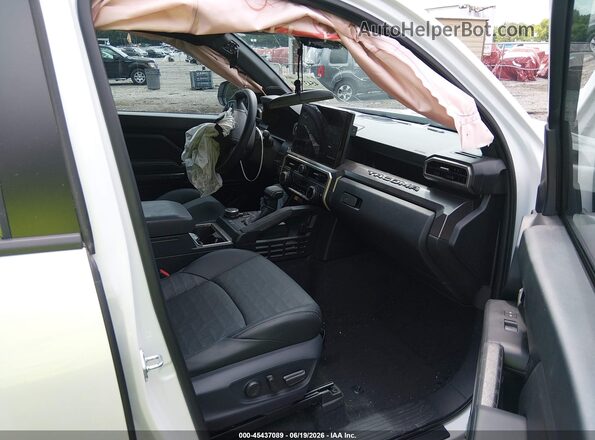 3TYLB5JN2TT109418 2026 TOYOTA TACOMA White Vista interior delantera