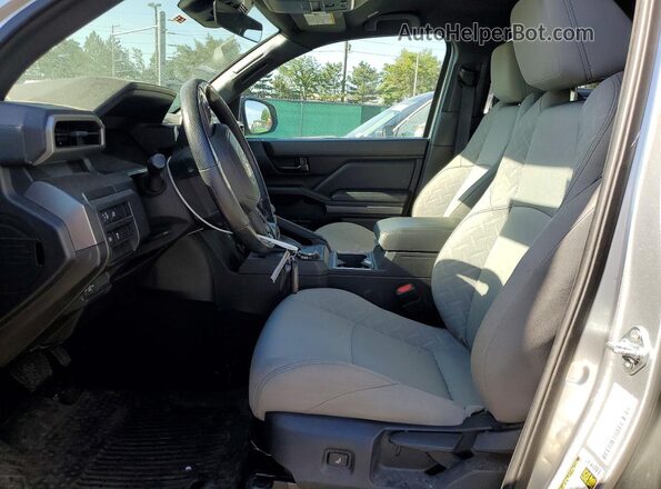 3TYLB5JN8ST067528 2025 TOYOTA TACOMA Silver Widok wnętrza z przodu