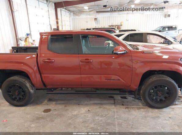 3TYLC5LN2ST046894 2025 TOYOTA TACOMA HYBRID Orange Widok wnętrza z tyłu