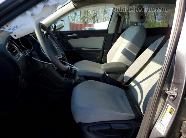 3VV0B7AX4JM106093 2018 VOLKSWAGEN TIGUAN Gray Front interior view