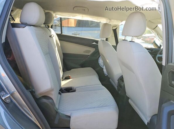 3VV0B7AX4JM106093 2018 VOLKSWAGEN TIGUAN Gray Rear seats view