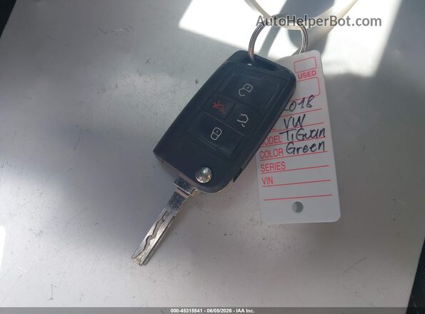 3VV1B7AX2JM089072 2018 VOLKSWAGEN TIGUAN Зеленый Вид панели приборов