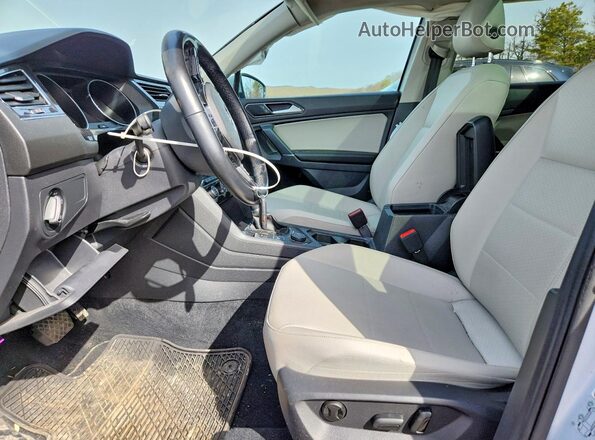 3VV2B7AX2JM040443 2018 VOLKSWAGEN TIGUAN White Widok wnętrza z przodu