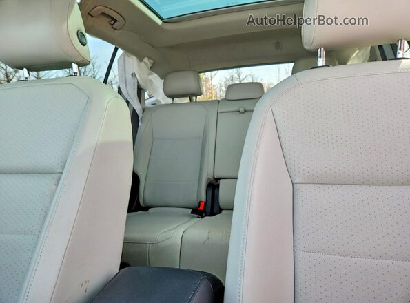3VV2B7AX2JM040443 2018 VOLKSWAGEN TIGUAN White Widok tylnych siedzeń
