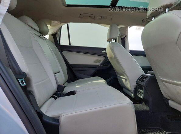 3VV2B7AX2JM040443 2018 VOLKSWAGEN TIGUAN White Widok wnętrza z tyłu