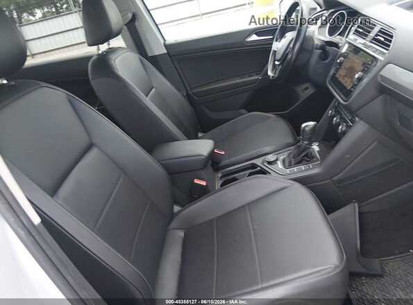 3VV2B7AX2JM083650 2018 VOLKSWAGEN TIGUAN Silver Front interior view