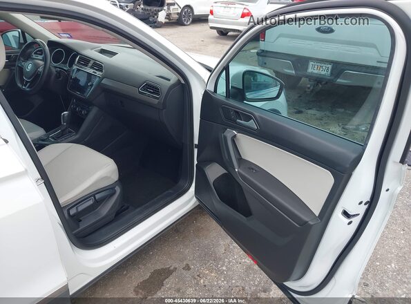 3VV2B7AX3JM217808 2018 VOLKSWAGEN TIGUAN White Вид салону спереду