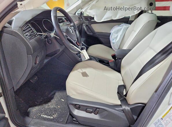 3VV2B7AX3KM185671 2019 VOLKSWAGEN TIGUAN White Front interior view