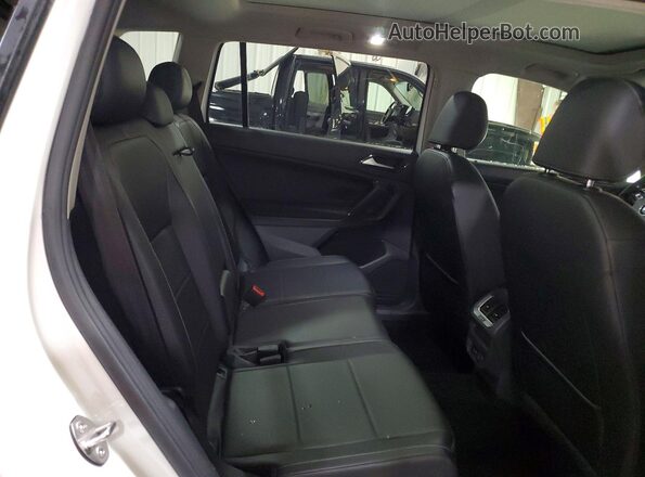 3VV2B7AX4JM192675 2018 VOLKSWAGEN TIGUAN White Widok wnętrza z tyłu