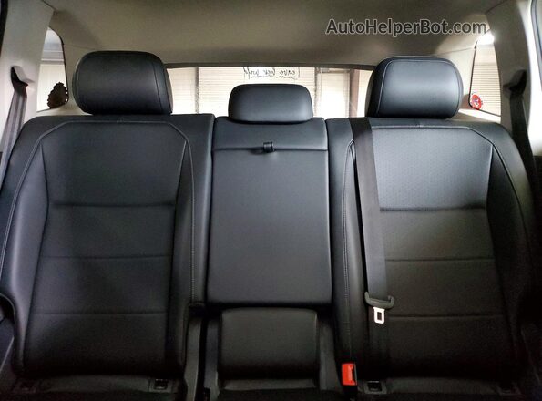 3VV2B7AX4JM192675 2018 VOLKSWAGEN TIGUAN White Widok tylnych siedzeń