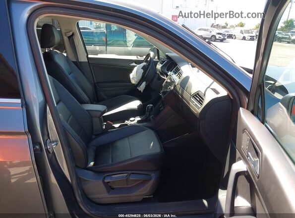 3VV2B7AX4JM204808 2018 VOLKSWAGEN TIGUAN Gray Front interior view