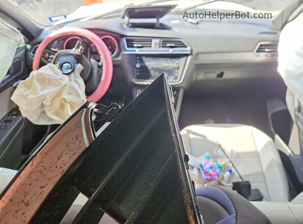 3VV2B7AX4LM141194 2020 VOLKSWAGEN TIGUAN White Dashboard view