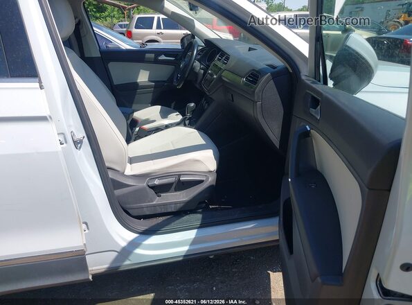 3VV2B7AX5JM036676 2018 VOLKSWAGEN TIGUAN Light Blue Front interior view