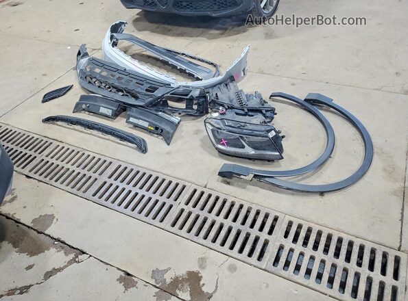 3VV2B7AX6JM100224 2018 VOLKSWAGEN TIGUAN Silver 