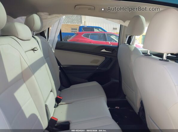 3VV2B7AX7JM069520 2018 VOLKSWAGEN TIGUAN White Vista de la etiqueta del VIN