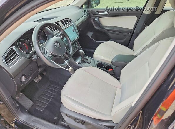 3VV2B7AX8LM089956 2020 VOLKSWAGEN TIGUAN Black წინა სალონის ხედი