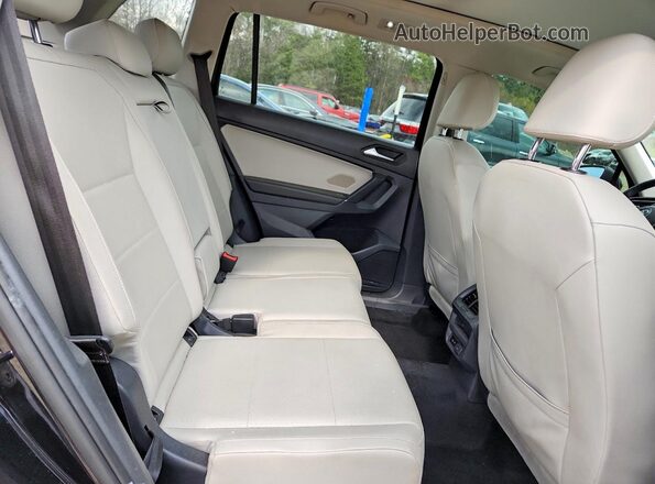 3VV2B7AX8LM089956 2020 VOLKSWAGEN TIGUAN Black უკანა სალონის ხედი