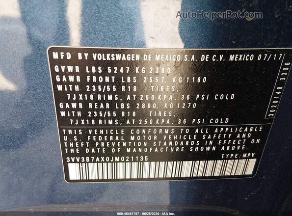 3VV3B7AX0JM021135 2018 VOLKSWAGEN TIGUAN Blue Vista del compartimento del motor