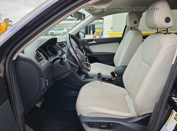 3VV3B7AX1JM033052 2018 VOLKSWAGEN TIGUAN Black Widok wnętrza z przodu