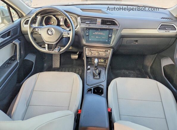 3VV3B7AX1LM092900 2020 VOLKSWAGEN TIGUAN Silver Առջևի վահանակի տեսք